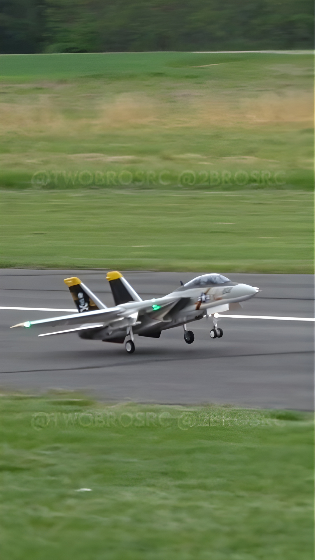 Epic jet maneuver: F-14A Tomcat touch & go