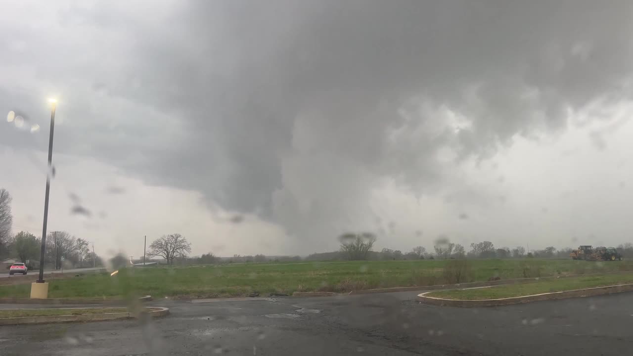Shelf cloud looms over homes during storm in Arkansas