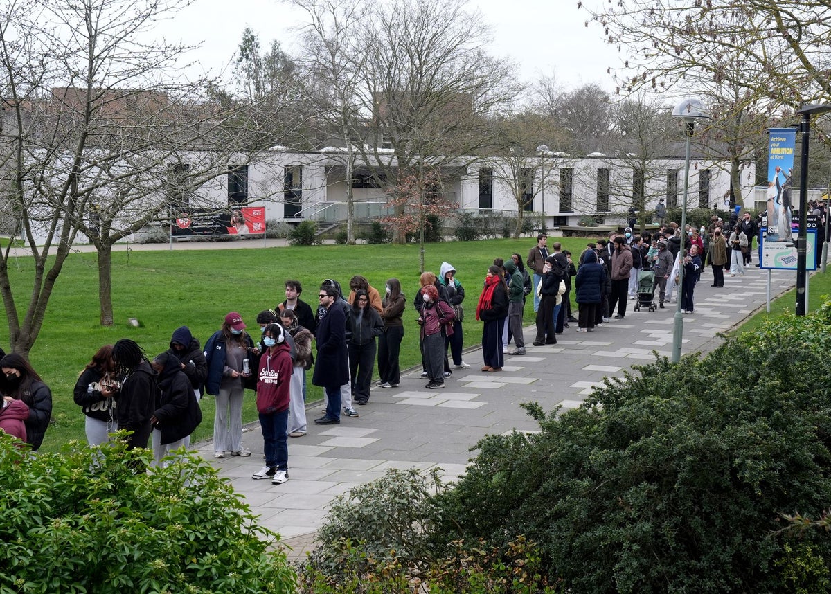 Meningitis outbreak: Students queue for meds in 'Covid-like' scenes