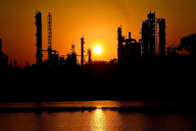 El precio del petróleo sigue creciendo ante la negativa de reabrir el estrecho de Ormuz.