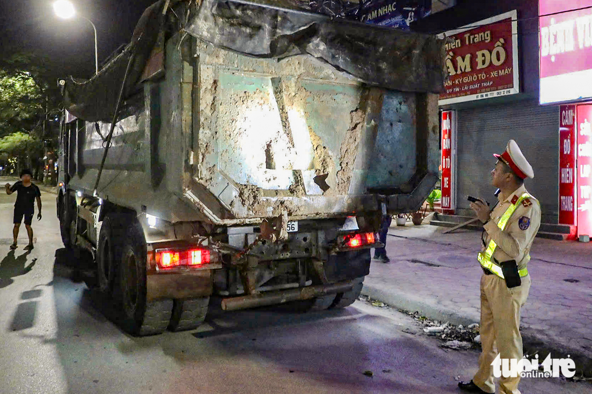 Sau vụ bùn đất làm nhiều người té ngã trên phố, cảnh sát xử lý 79 xe tải vi phạm trong 1 ngày