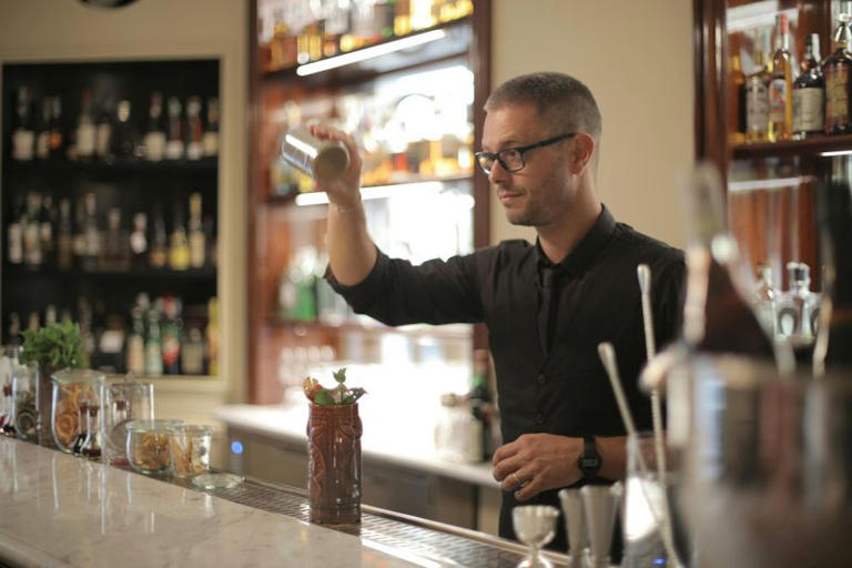 Bartenders reveal 7 things that will get you ignored at the bar