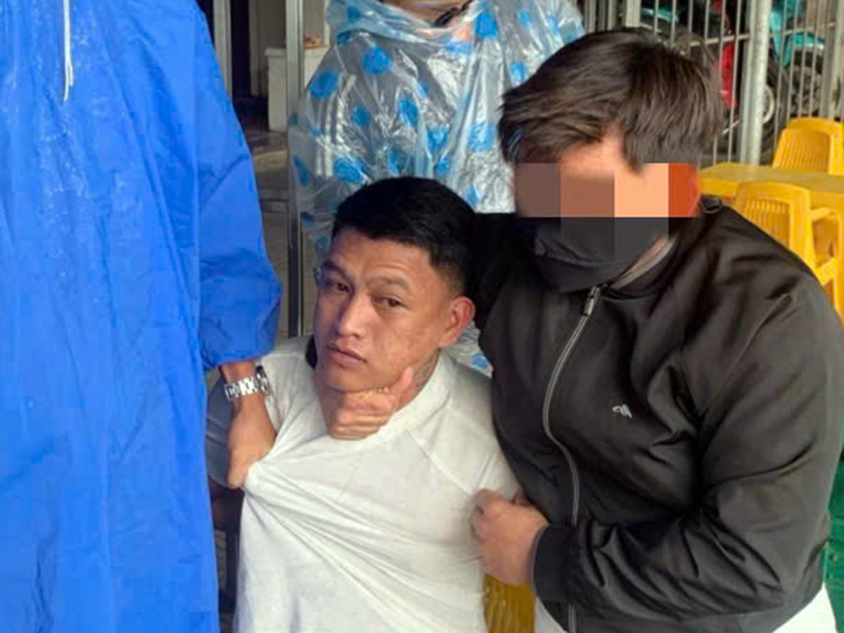 Bà lão cầm dao chống trả tên cướp ở ngoài đồng