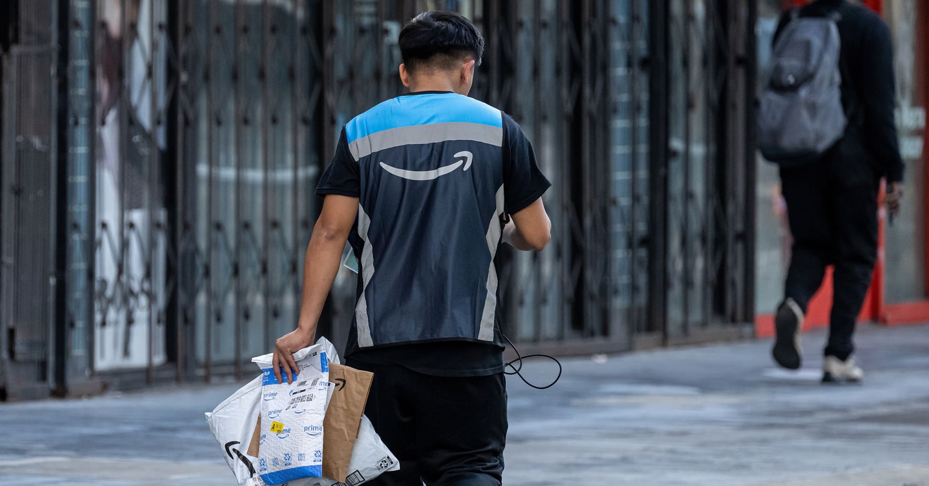 Amazon rolls out 1-hour, 3-hour delivery as ultrafast shipping trend ...