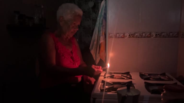 Havana residents left in darkness after Cuba power grid collapse<br>