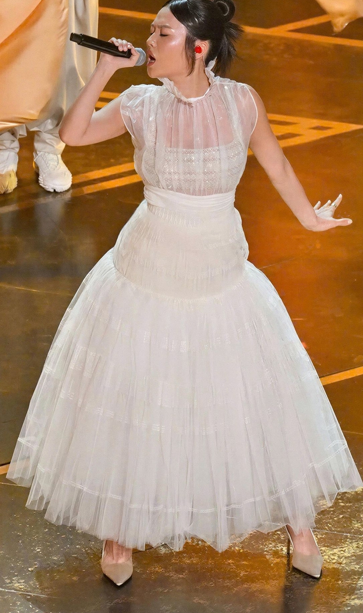 Ca sĩ hát 'Golden' trên sân khấu Oscar diện thiết kế của Đỗ Long