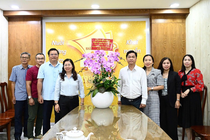 Lãnh đạo Ban Tuyên giáo và Dân vận Thành ủy TP.HCM thăm, chúc mừng Nhà xuất bản Trẻ