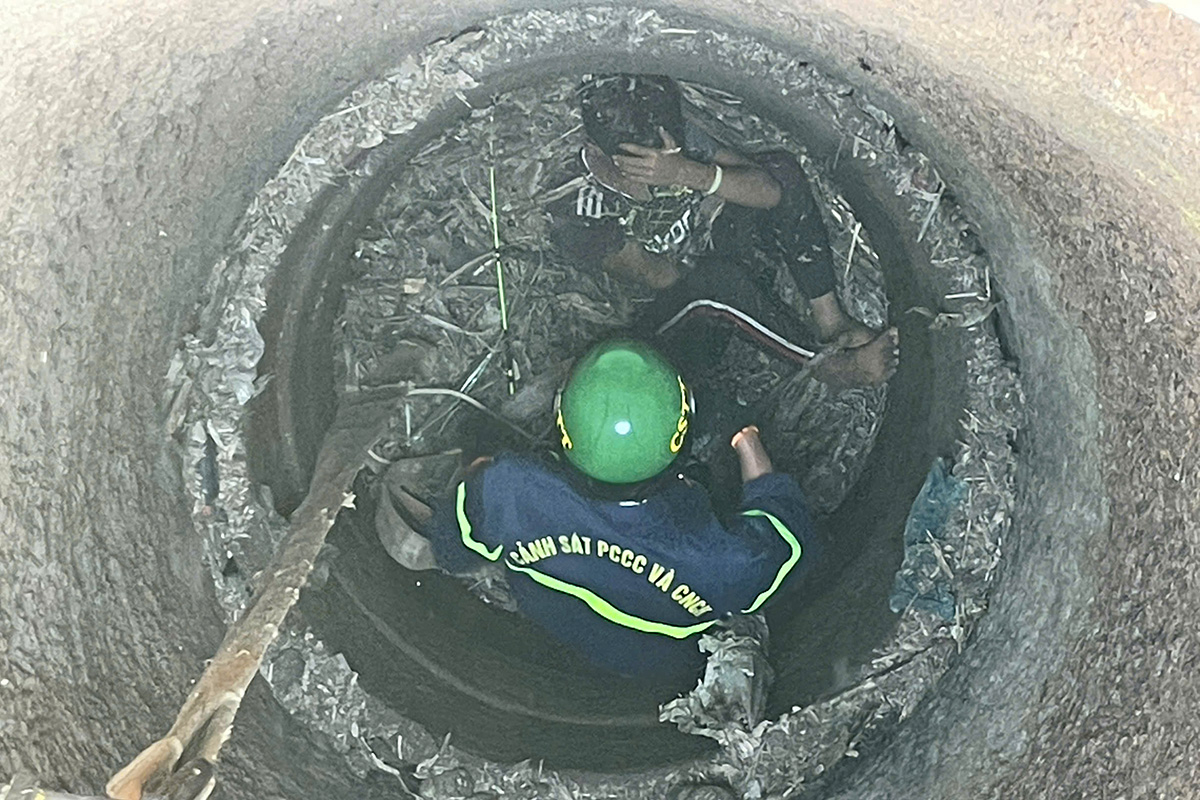 Cứu bé trai rơi xuống giếng sâu 20 m