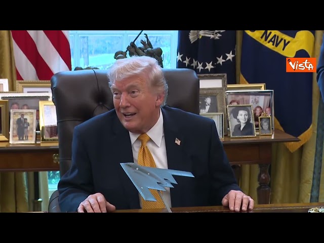 Trump mostra il modellino del bombardiere B-2 Spirit ai giornalisti ...