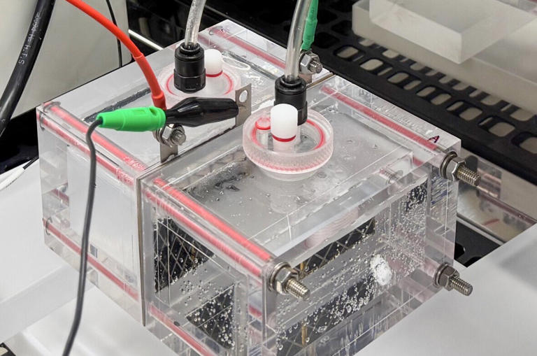 Dual electrode system cracks seawater electrolysis deposit problem