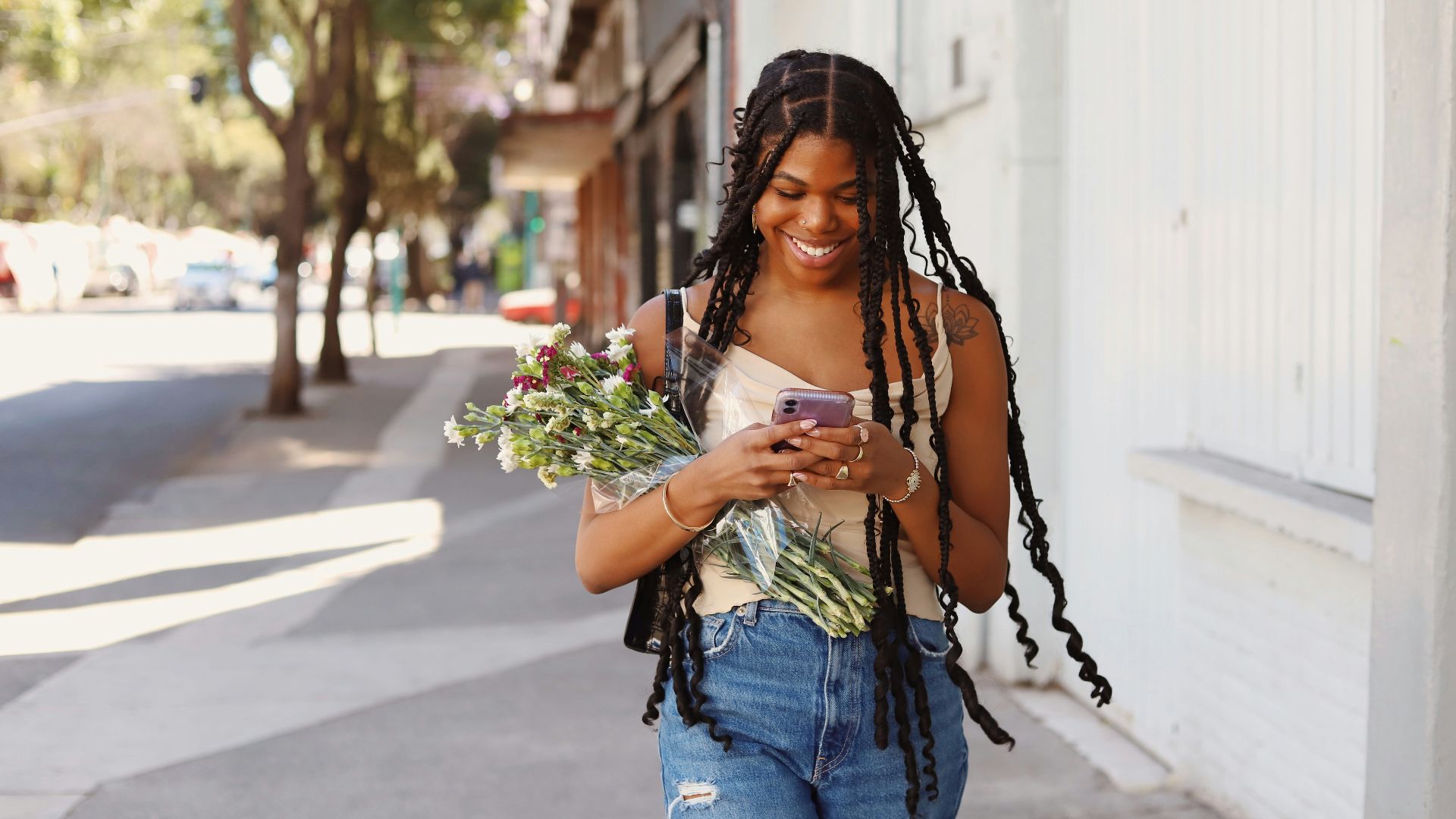 10 texting habits that build attraction & 10 that quietly kill it