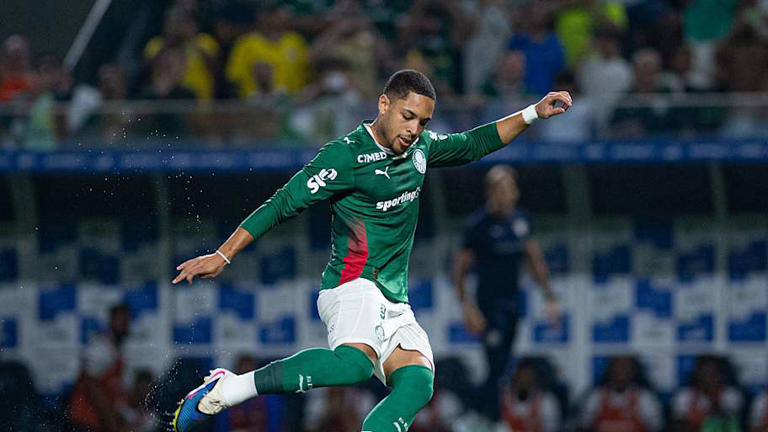 Vitor Roque segue como dúvida no Palmeiras | Sports Press Photo/GettyImages