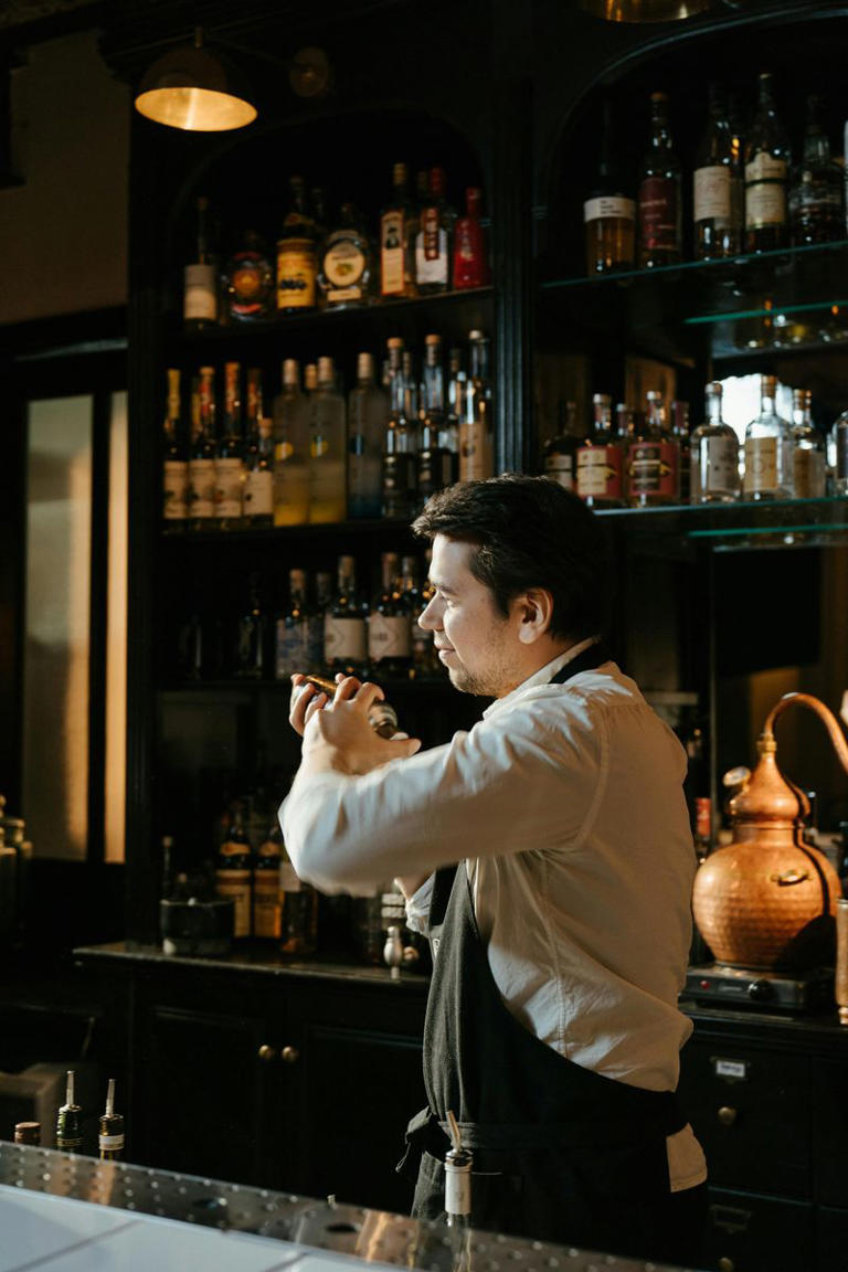 Bartenders reveal 7 things that will get you ignored at the bar