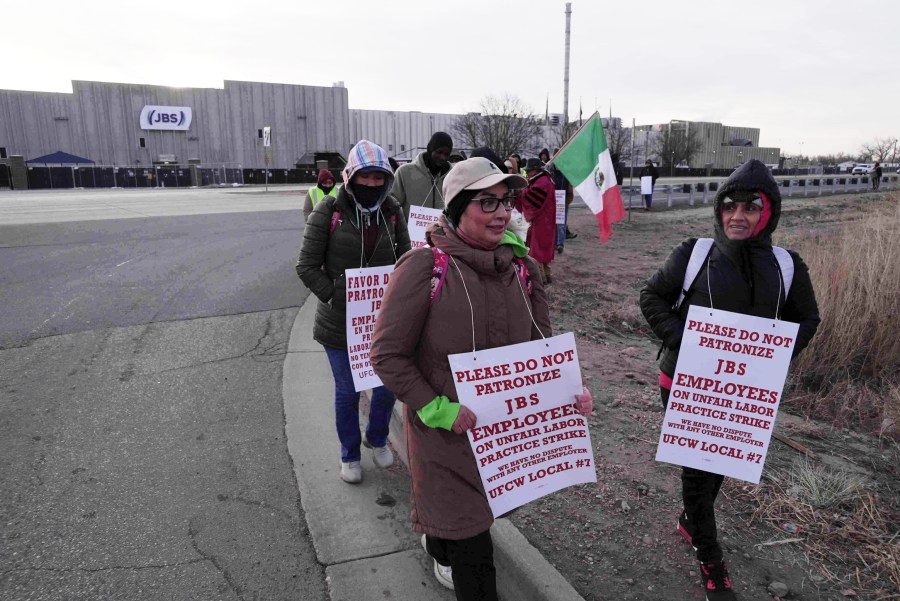 Thousands of workers strike at Colorado meatpacking plant<br><br>