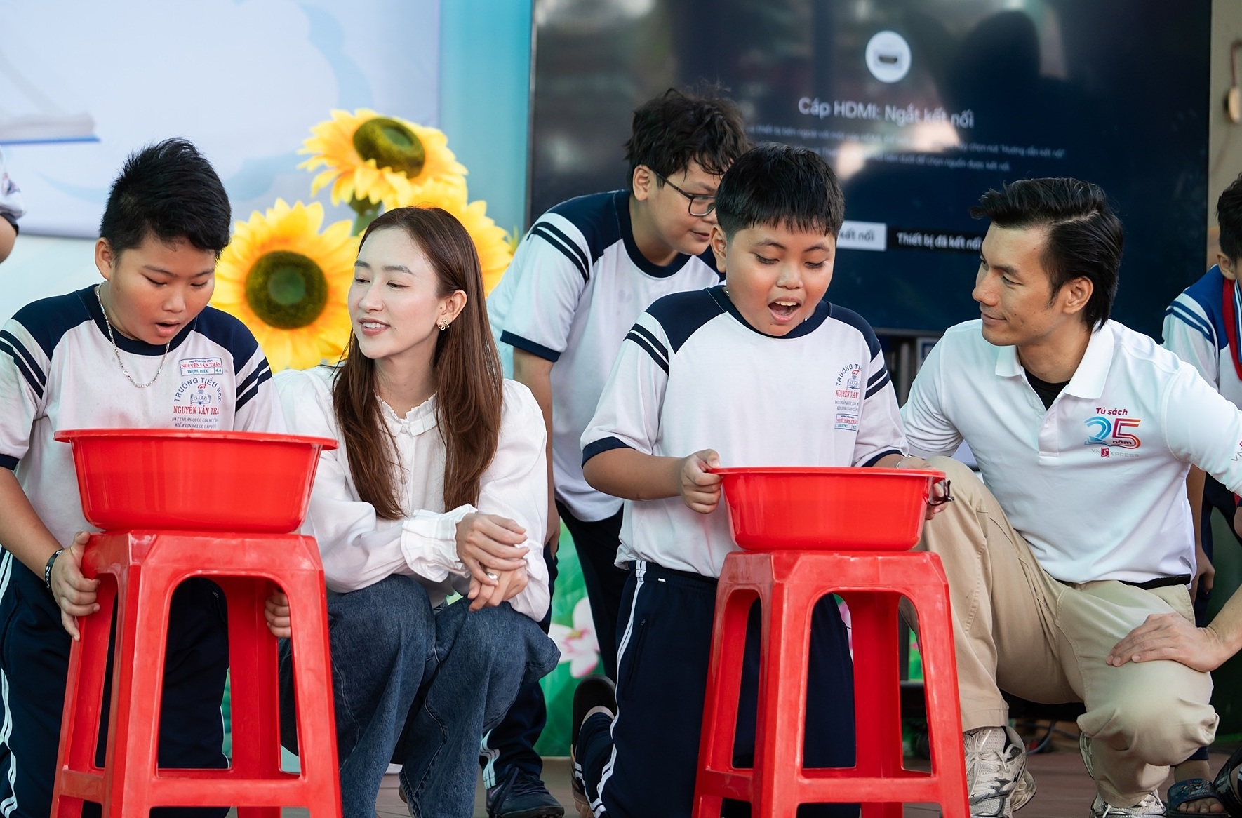 Nhan Phúc Vinh, Hà Thu tập chống đuối nước cùng 1.000 học sinh