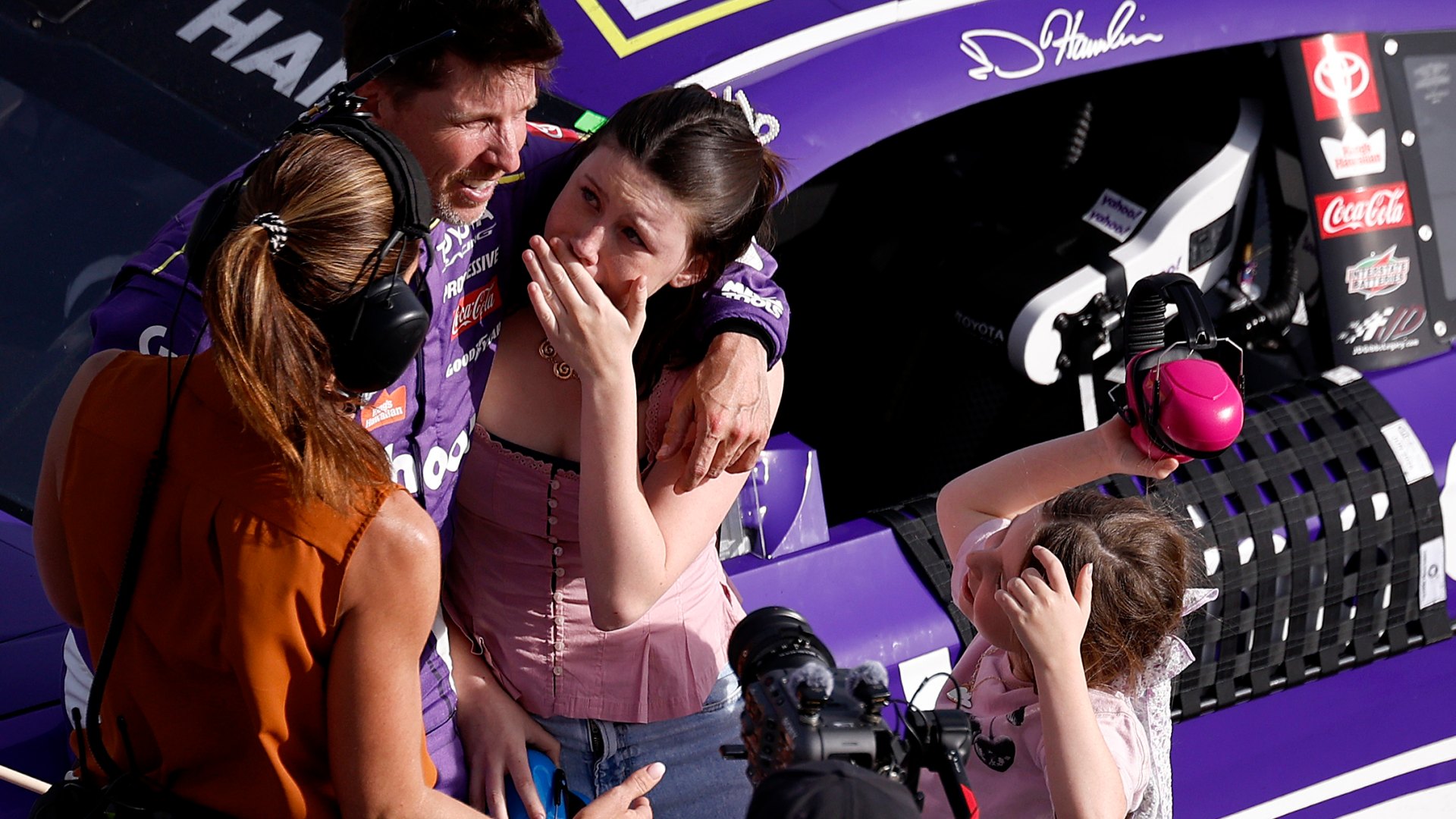 Denny Hamlin wins first NASCAR race since father's death