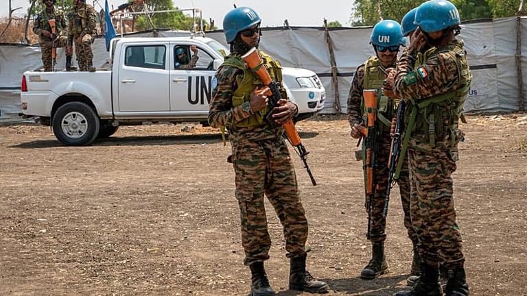جنود حفظ السلام التابعون للأمم المتحدة يقفون بالقرب من مهبط طائرات في أكوبو، جنوب السودان، السبت 21 فبراير 2026. (صورة من وكالة أسوشيتد برس/فلورنس ميتو)