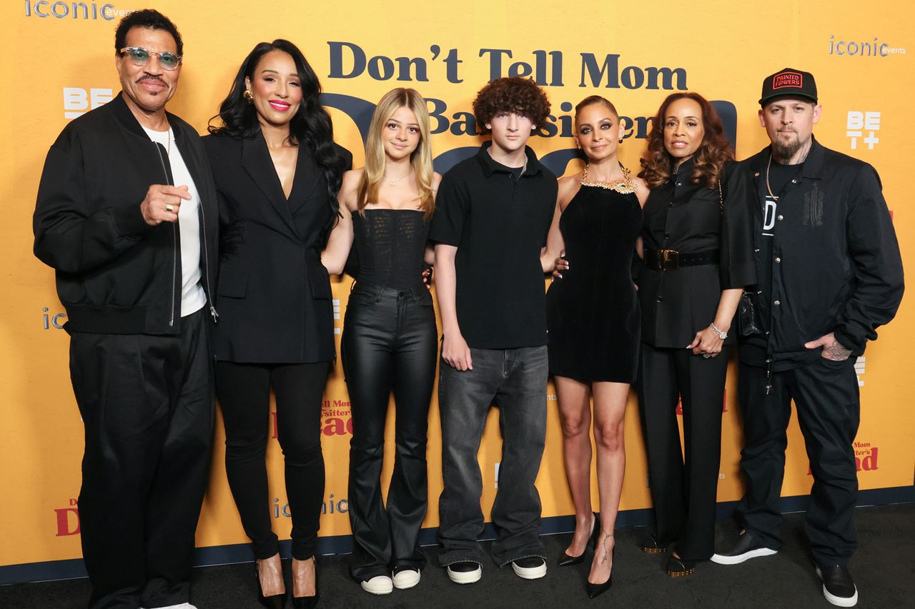 Nicole Richie and her 18-year-old daughter Kate give off fashionable ...