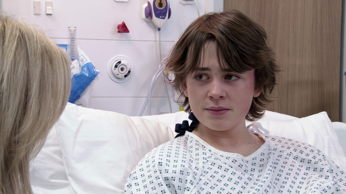 Coronation Street's Sam Blakeman makes a worrying move - as his ordeal ...