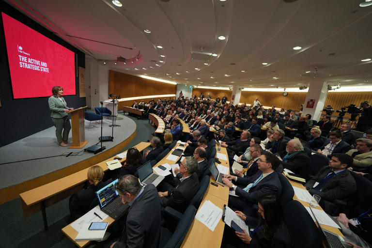 Rachel Reeves sets out plan for UK to align with more rules set in Brussels