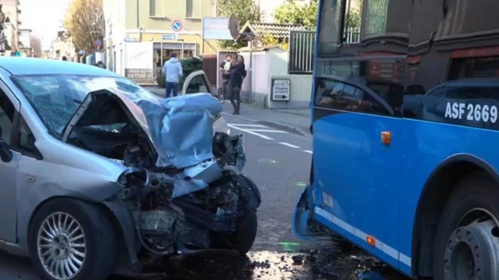 Lissone, scontro frontale tra auto e pullman: feriti gravi due ragazzi