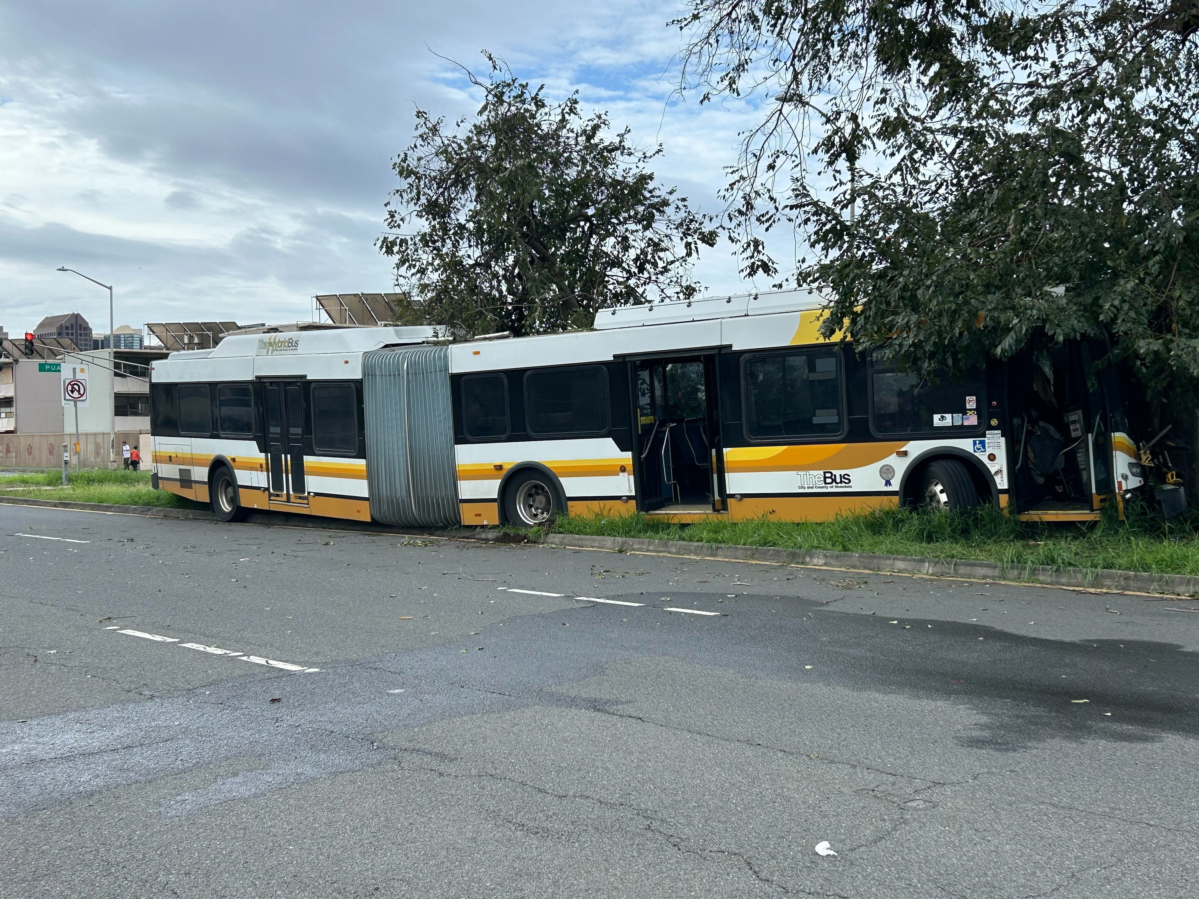 Crews use hydraulic tools to free city bus driver pinned after Kalihi ...