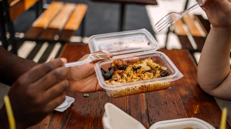 The clever way to reuse plastic berry containers for waste-free meals ...