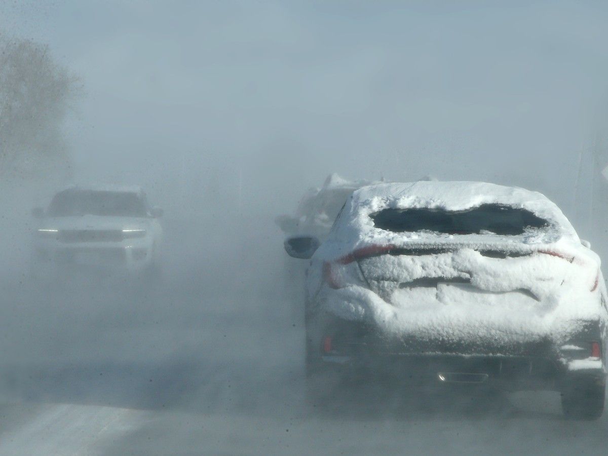 High winds knock out power for thousands across Ottawa, LRT briefly ...