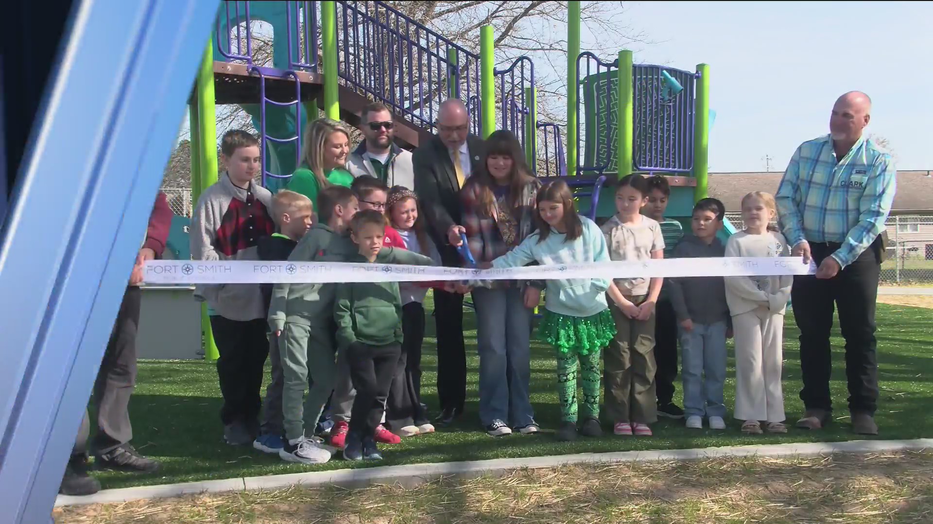 Barling Elementary School cuts ribbon on new playground