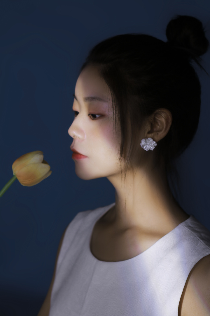 夏日午后，她闭眼闻花香——原来最奢侈的浪漫，是给自己留一个梦