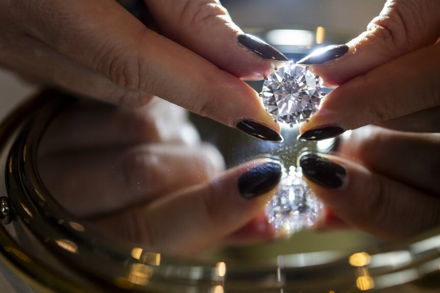 Exclusive: Fake diamond scam costs woman 40 million won