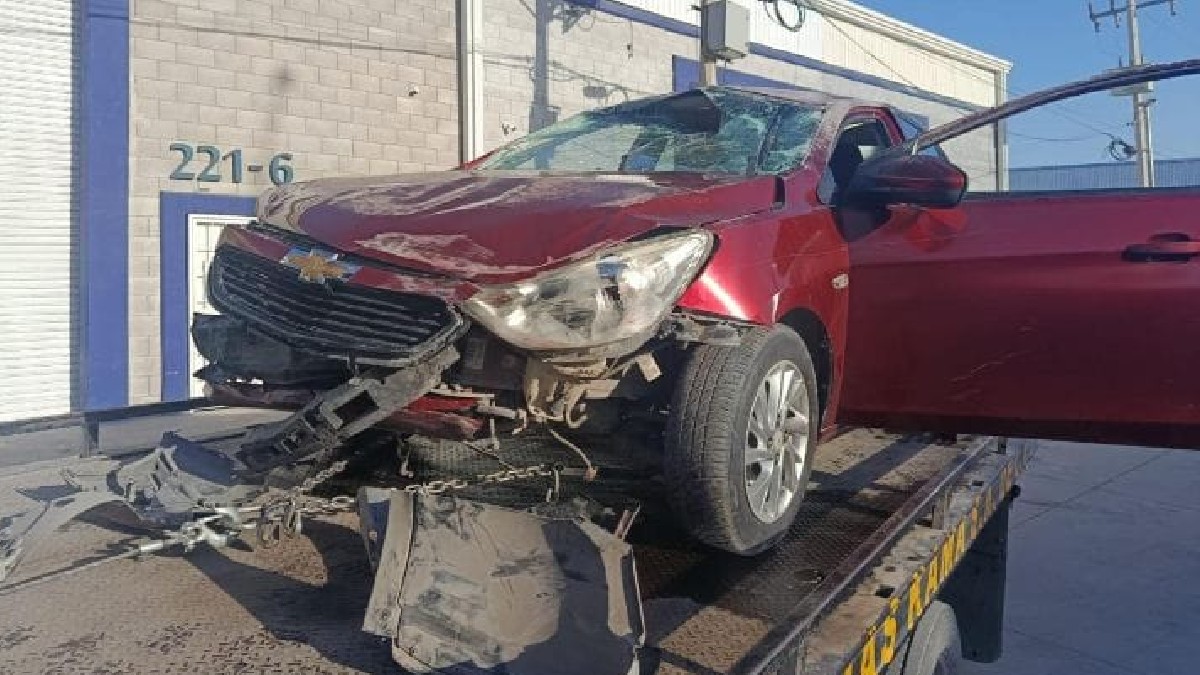 Chofer de aplicación pierde el control y provoca aparatosa volcadura ...