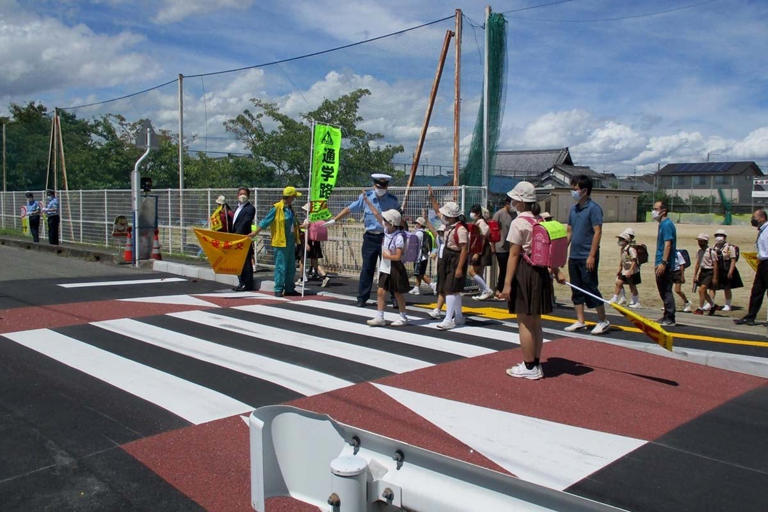 スムーズ横断歩道を横断する小学生（画像：奈良県警察本部）
