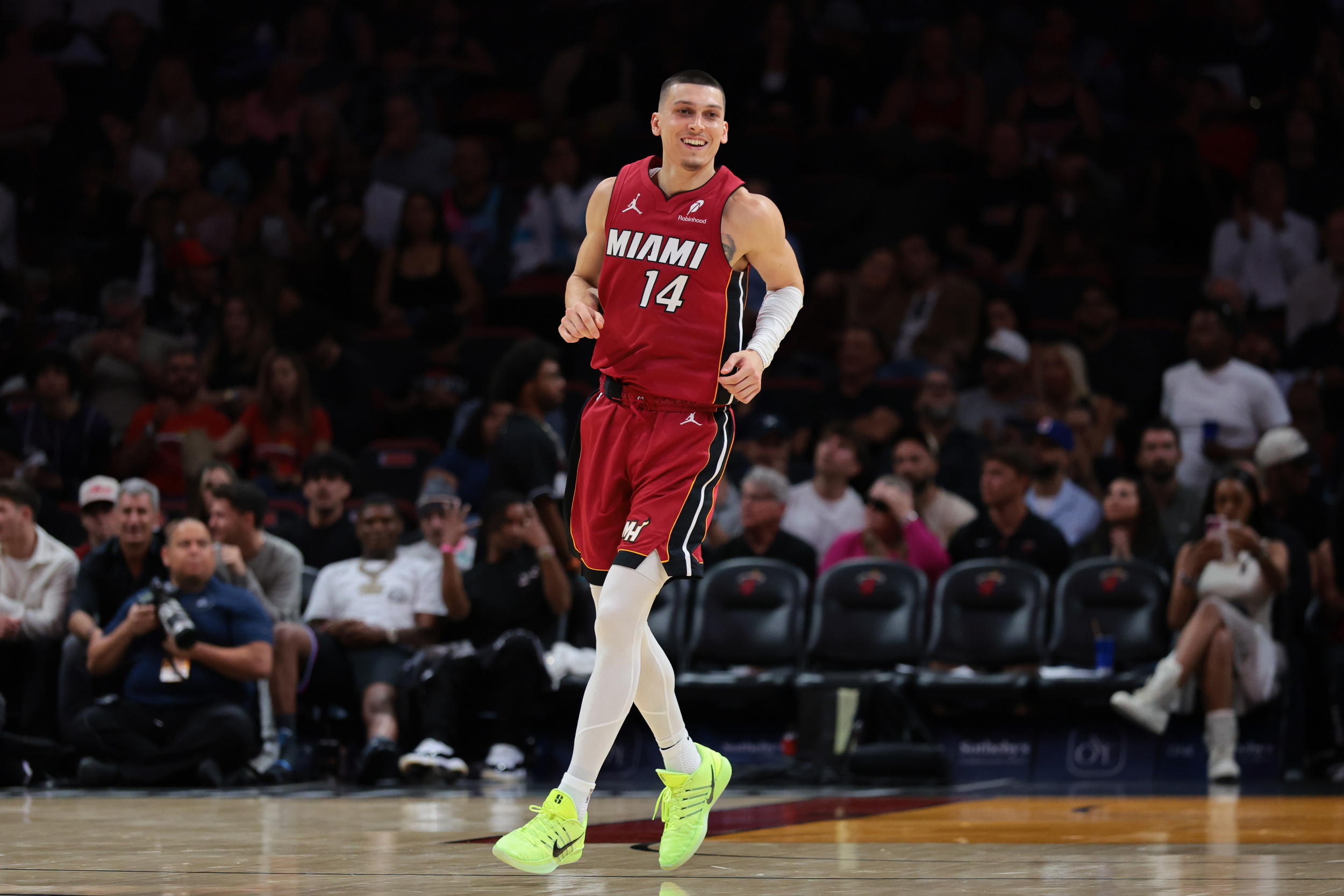 Hornets announcer Eric Collins takes a shot at Tyler Herro during game