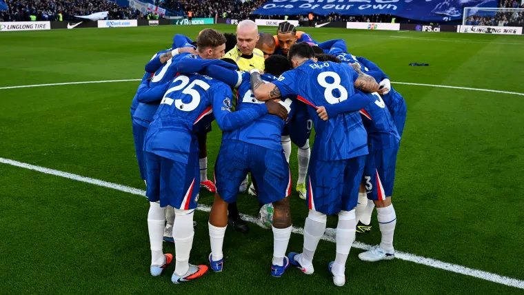 Why do Chelsea huddle around the ball? Liam Rosenior's strange pre-game ...