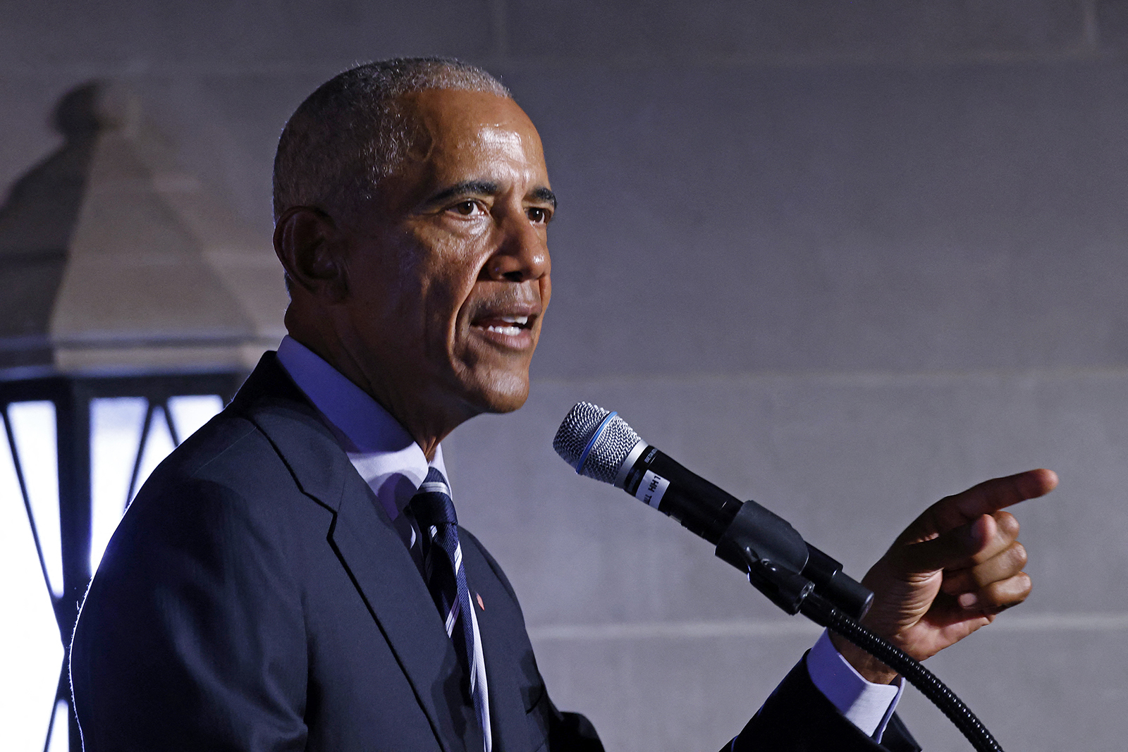 Timberwolves' Anthony Edwards goes one-on-one with Barack Obama in ...