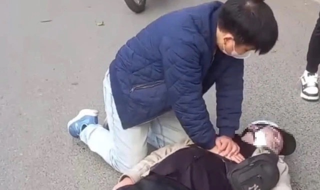 Bác sĩ nói về khoảnh khắc quỳ giữa phố đông ép tim cứu người nguy kịch