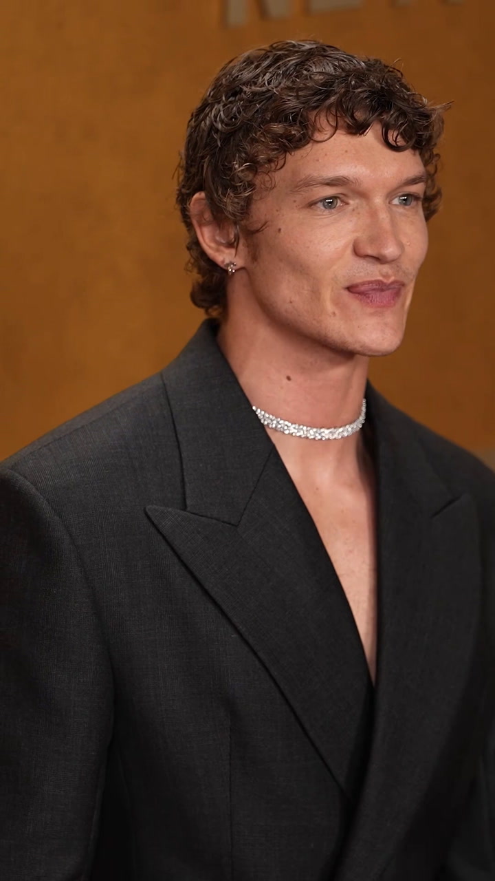 #Connorstorrie straight from hosting #SNL to killing it on the red carpet at the #SAGAwards<br>