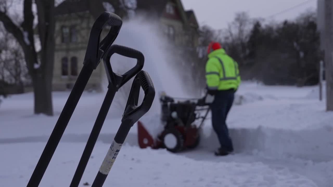 Appleton neighbors band together to dig out after weekend blizzard