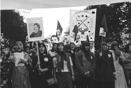 Manifestación contra Reza Pahlevi en París, 1978. A la izqda., pancarta a favor de Jomeini. A la dcha., cartel de la Organización de los Muyahidines del Pueblo de Irán, un grupo de izquierdas Roger Viollet via Getty Images