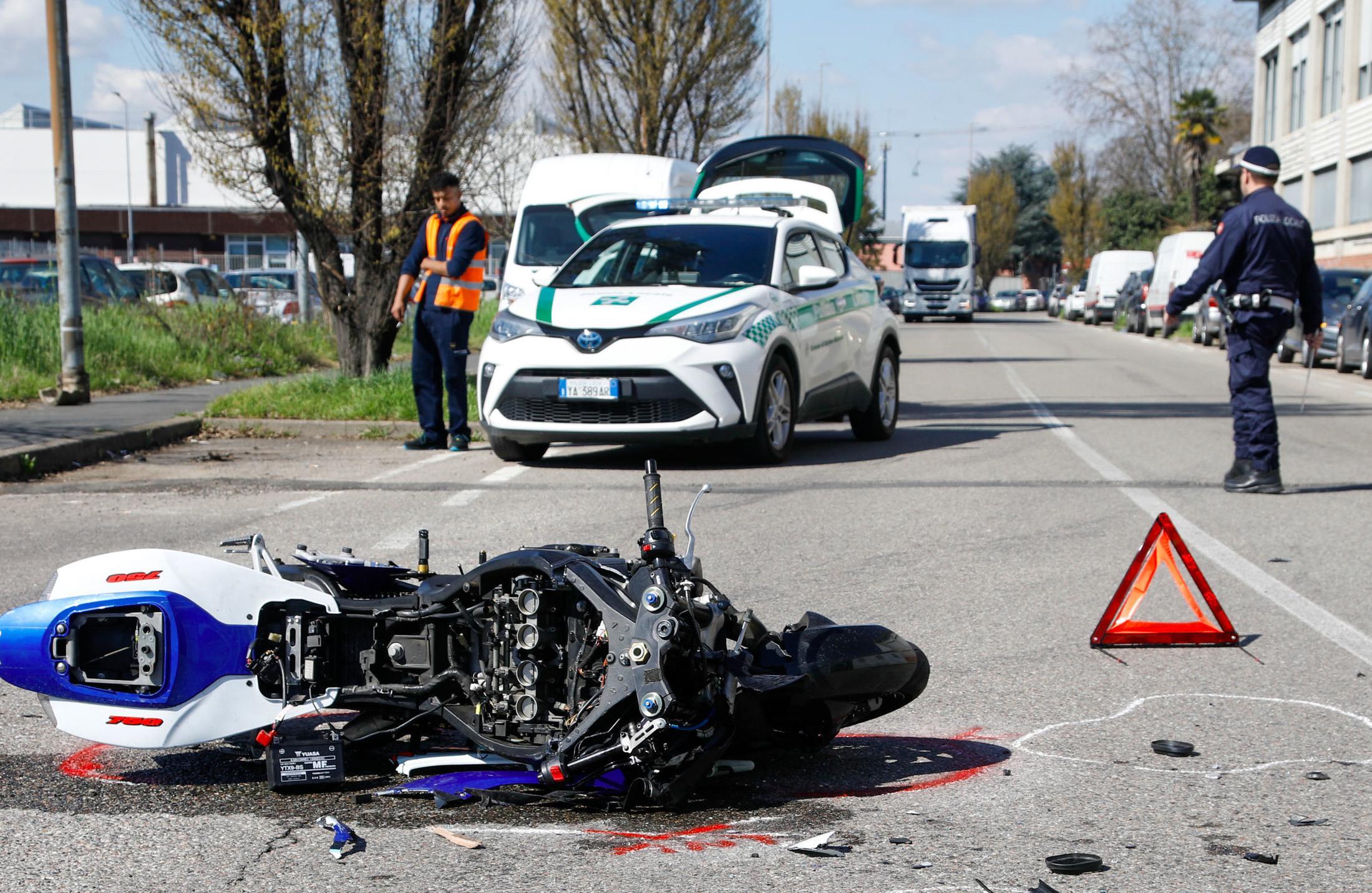 Schianto tra moto e auto. Grave centauro 40enne