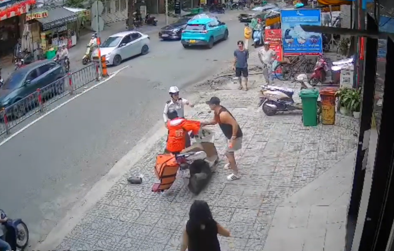 Bắt tạm giam người đàn ông hành hung nữ shipper ở TPHCM