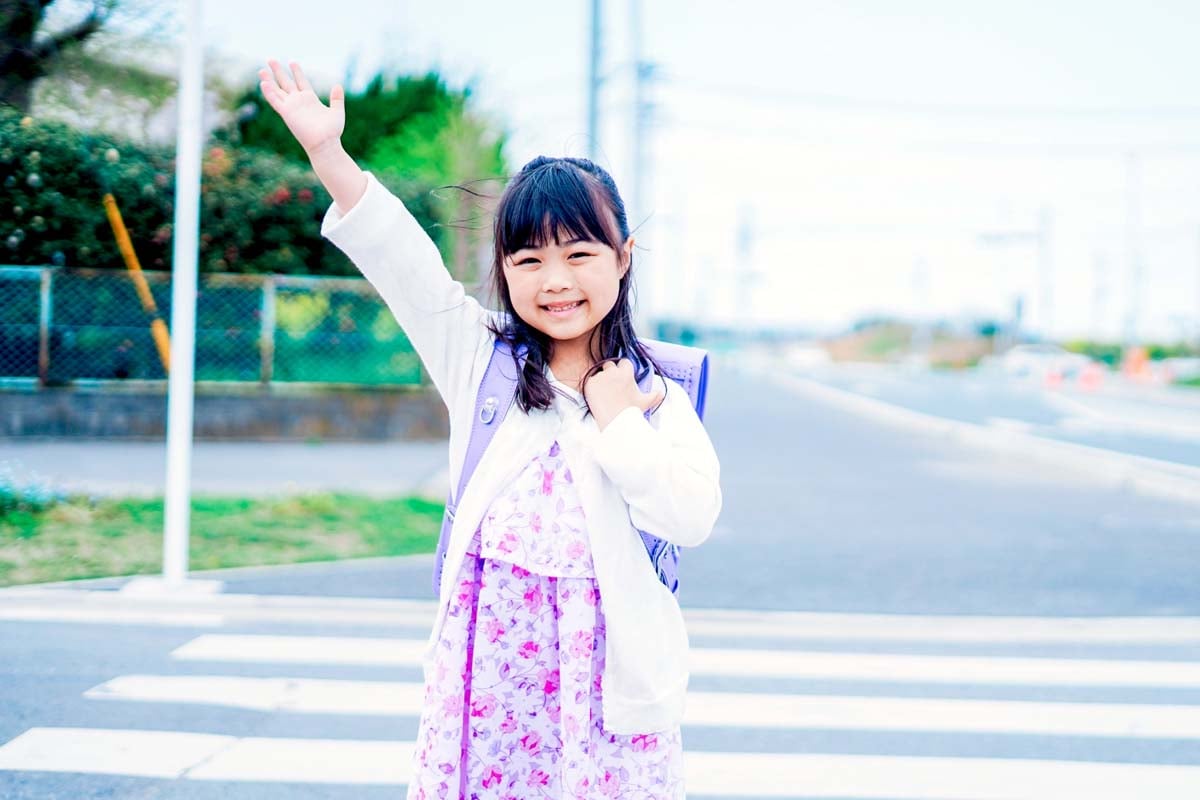 安心して横断歩道を渡る小学生（画像：写真AC）
