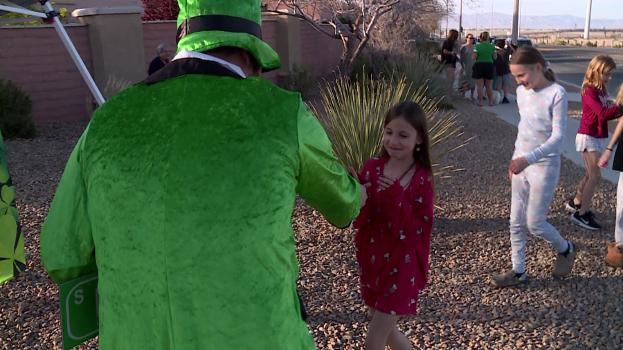 Las Vegas leprechaun marks decade of gold giveaway at end of Rainbow ...
