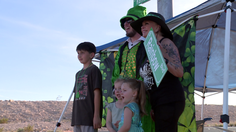 Las Vegas leprechaun marks decade of gold giveaway at end of Rainbow ...