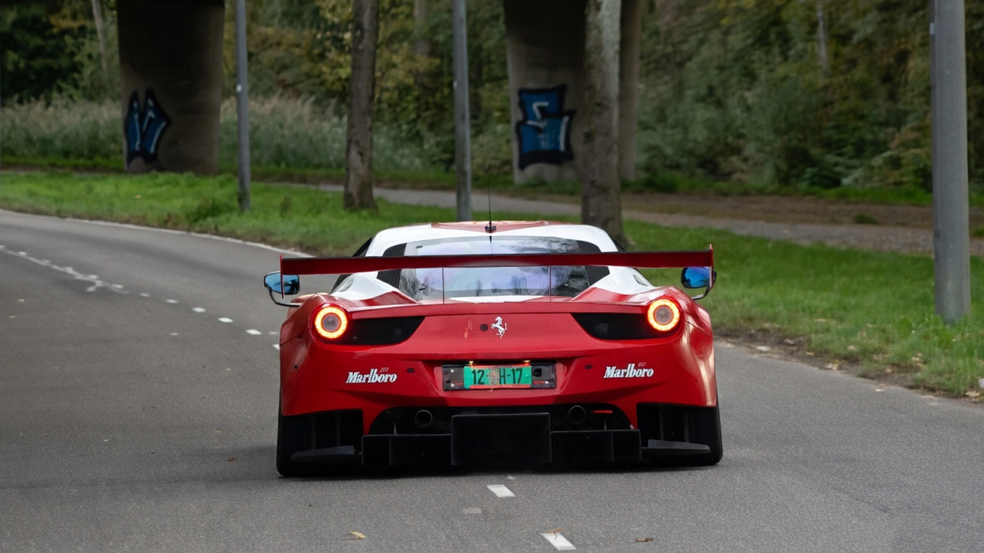 Ferrari 458 préparée pour la course à pleine vitesse sur route ouverte