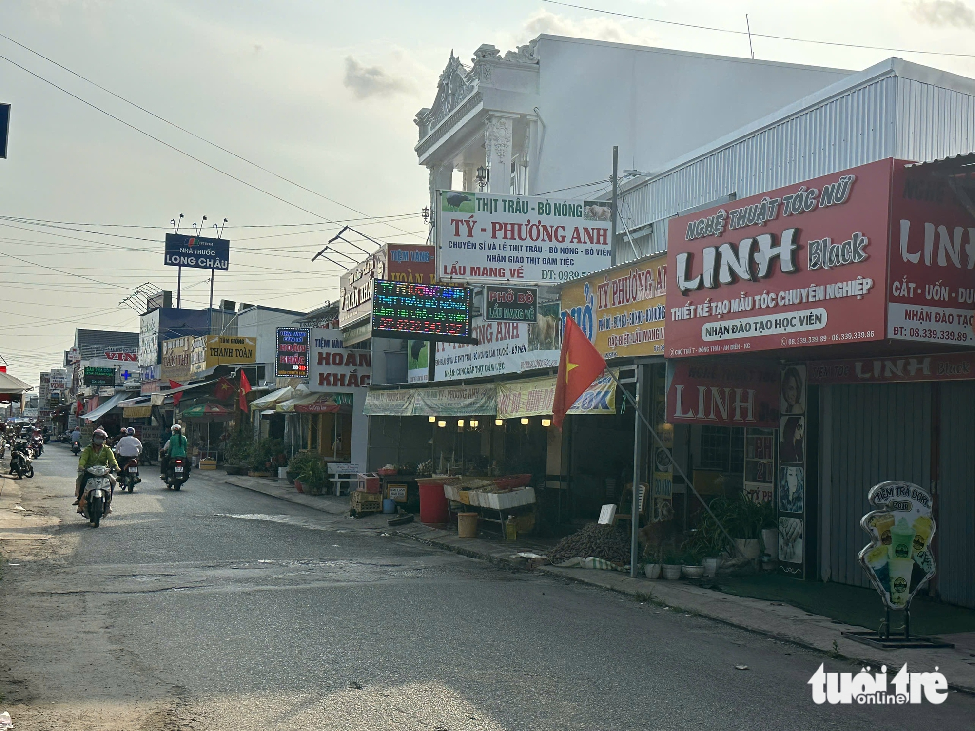 Hộ kinh doanh trâu, bò giết mổ ngay tại chợ Thứ Bảy, làm ô nhiễm