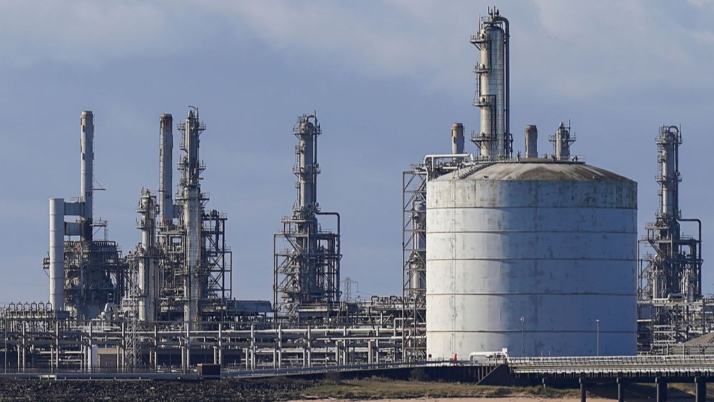 Oil prices drop as Iraq signs pipeline export deal