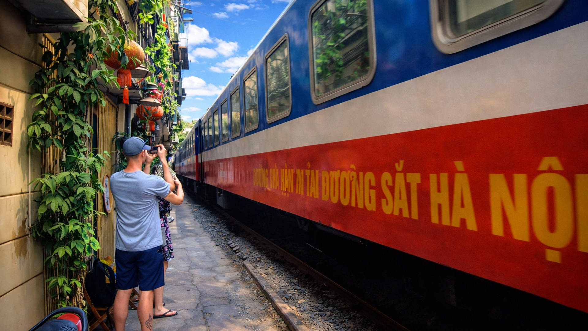 Hoe rijdt een trein door deze smalle straat in Hanoi?