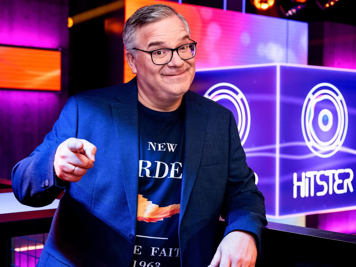 Elton hosts \